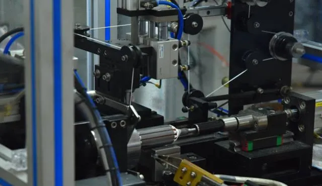 Inserción automática de papel aislante DuPont